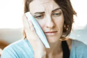 How to Soothe a Cracked Tooth How to Soothe a Cracked Tooth
